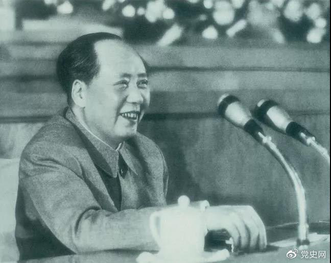 1962年1月30日，毛澤東在擴大的中央工作會議上講話。