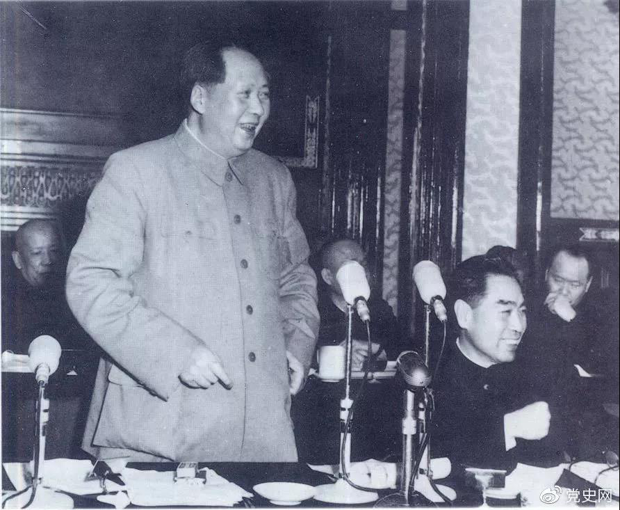 1956年1月25日，毛澤東在最高國務(wù)會議第六次會議上講話。