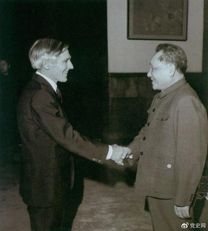 1981年1月26日，鄧小平對(duì)來訪的澳大利亞外長(zhǎng)斯特里特說，我們要寫個(gè)文件，主要是總結(jié)建國(guó)以來的歷史經(jīng)驗(yàn)。