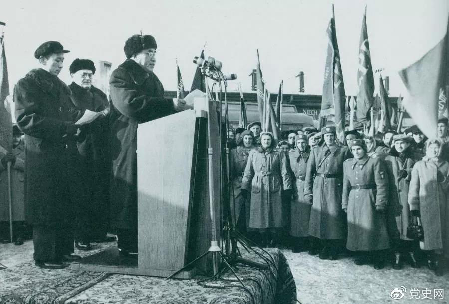 1956年1月30日，朱德訪問波蘭，在華沙中央車站發(fā)表演說。