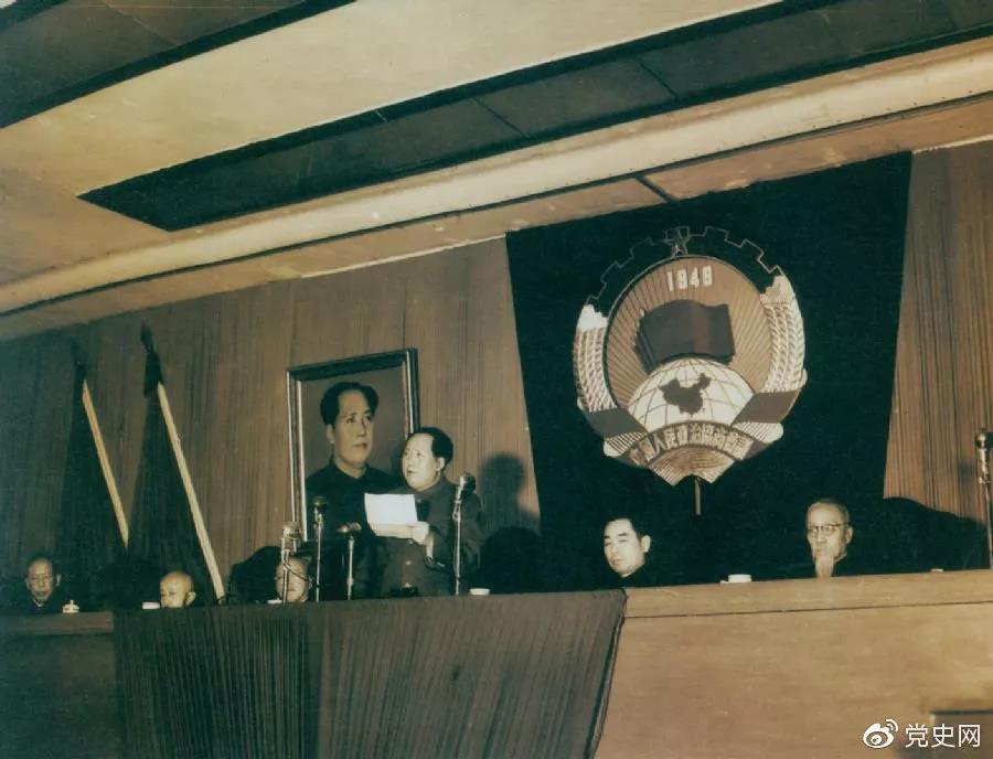 1953年2月7日，毛澤東在中國人民政治協(xié)商會議上發(fā)表講話。