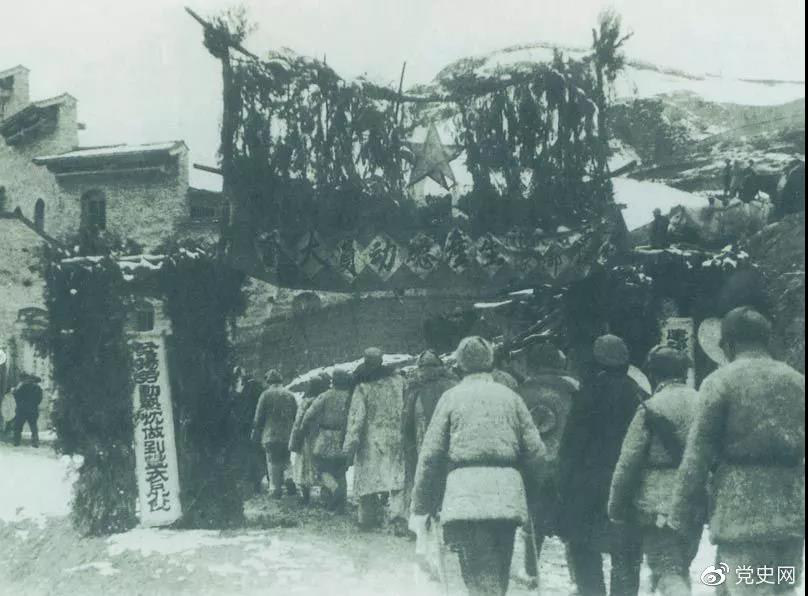 1939年2月2日 中共中央在延安召開生產(chǎn)動員大會，毛澤東在會上發(fā)出“自己動手”的號召。圖為參會人員入場的情景。