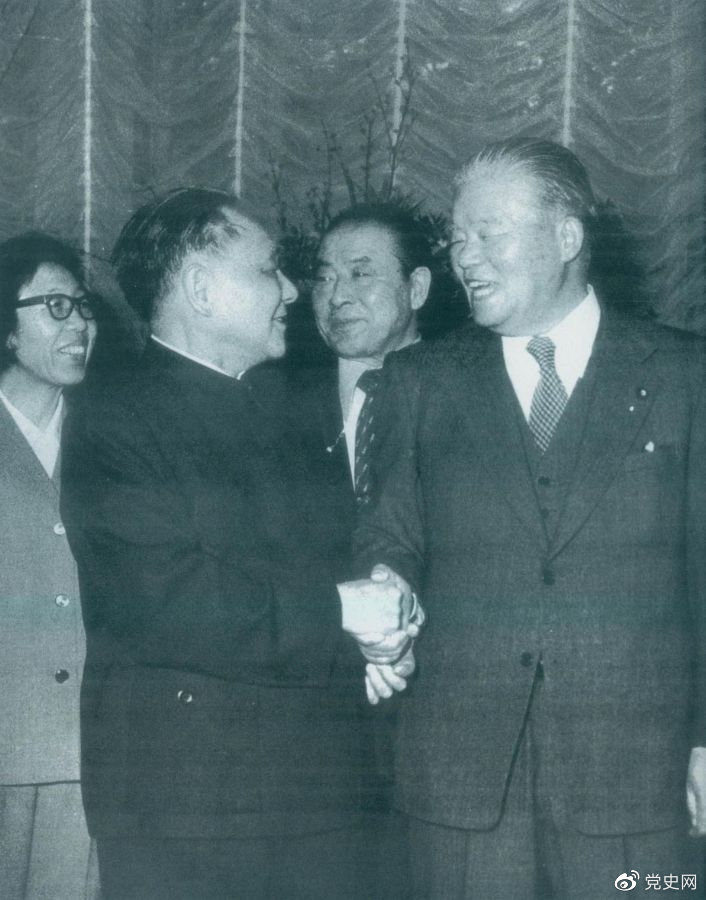 1979年2月7日，鄧小平訪問日本期間，同日本首相大平正芳會談。