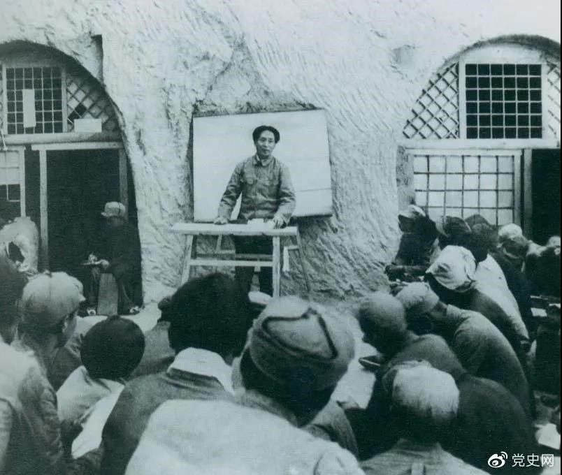 1938年4月，毛澤東在魯迅藝術學院講演。