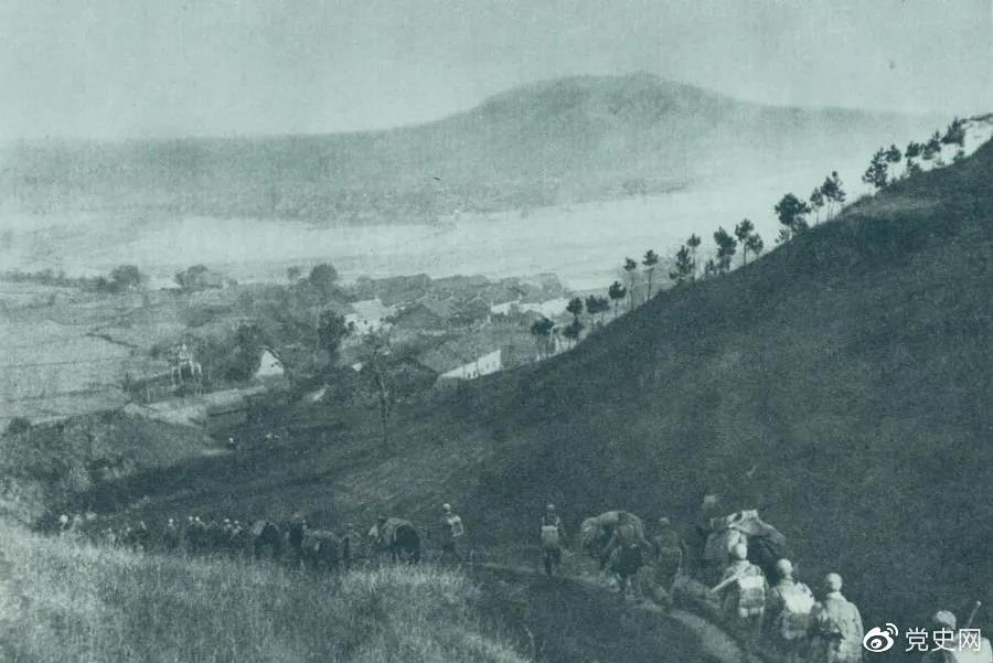 1945年4月6日，太行部隊等向白晉、同蒲沿線上的日軍展開攻擊。這是八路軍向祁縣開進。