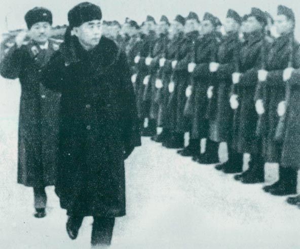 1957年1月16日，周恩來、賀龍檢閱匈牙利人民軍儀仗隊。