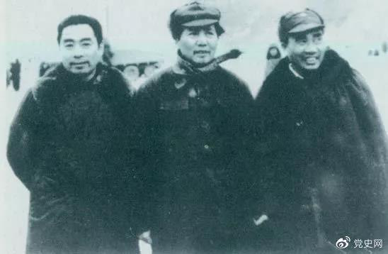 1946年1月27日，周恩來由重慶飛抵延安，參加中共中央書記處會議。圖為毛澤東、朱德、周恩來在機場留影。