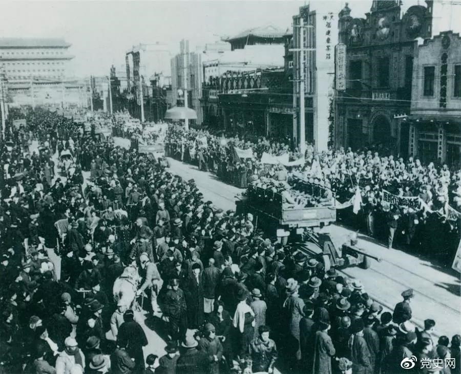 1949年1月31日，北平和平解放。圖為人民解放軍舉行入城式。