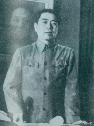 1949年7月6日，周恩來出席中華全國文學(xué)藝術(shù)工作者代表大會(huì)。圖為周恩來在會(huì)上作政治報(bào)告。