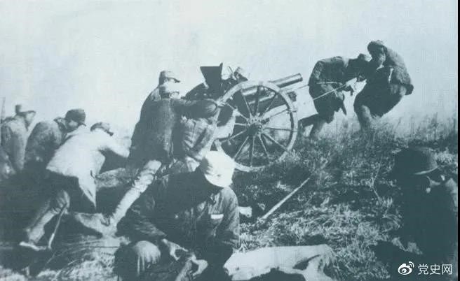 1938年2月22日，129師368旅兩個團(tuán)在井陘與娘子關(guān)之間的長生口設(shè)伏，擊斃日軍130余人。圖為八路軍在此役中繳獲的山炮。
