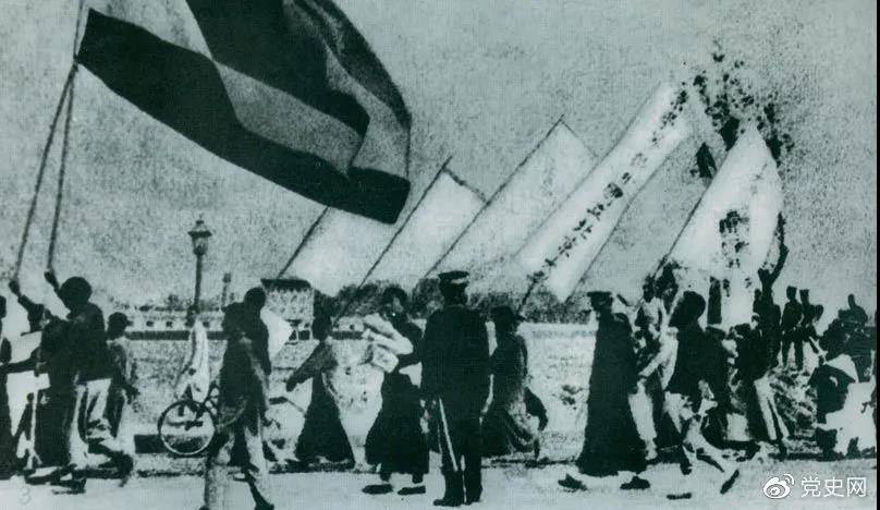 1919年5月4日，北京爆發(fā)學(xué)生反帝愛國運動。這是北京大學(xué)學(xué)生的示威游行隊伍。