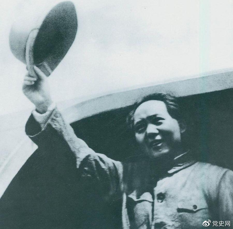 1945年8月28日，毛澤東飛赴重慶時(shí)，向前來(lái)歡送的延安軍民揮手告別。