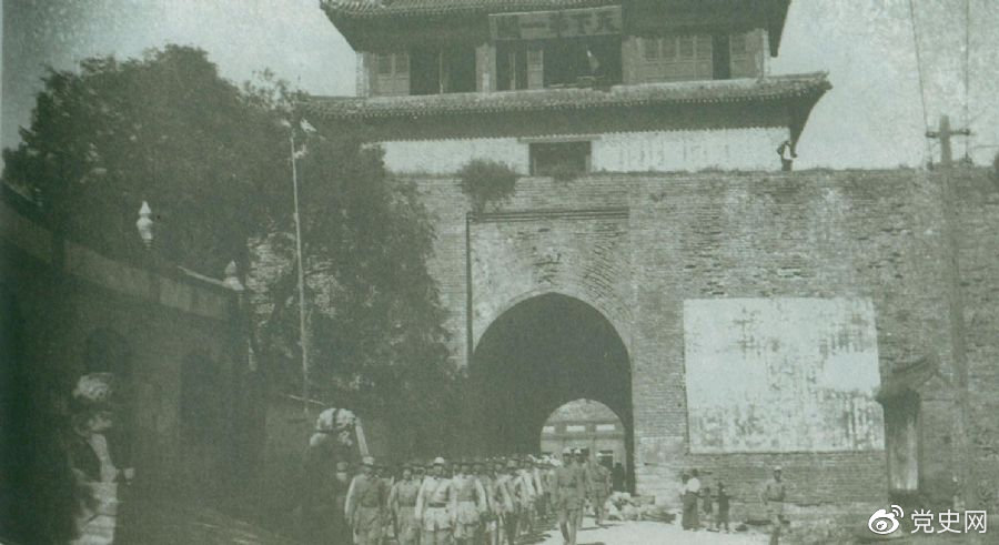 1945年8月下旬，八路軍解放山海關(guān)。