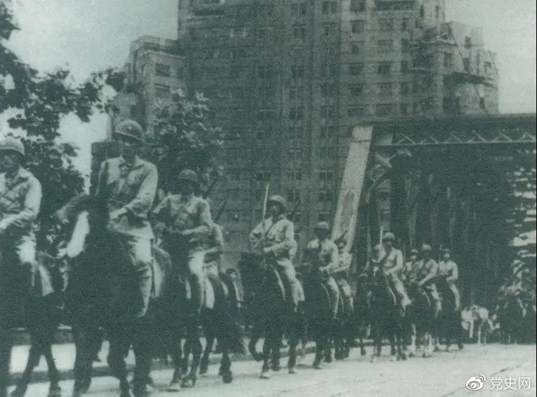 　　1949年5月，人民解放軍殲滅退守上海的敵軍15萬人，解放了這個中國最大的城市。圖為解放軍進(jìn)駐上海。