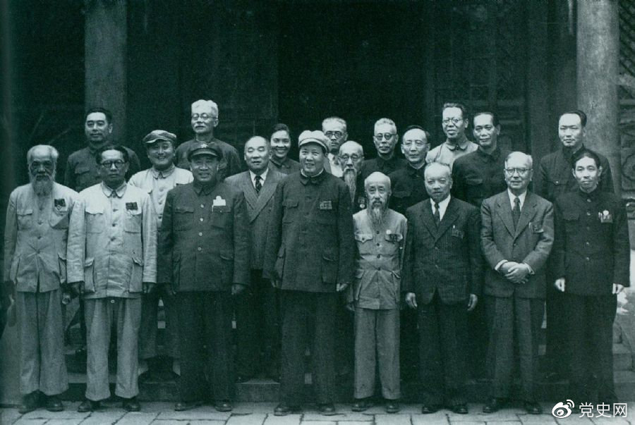 1949年7月5日，新政治協(xié)商會議籌備會常務(wù)委員合影。