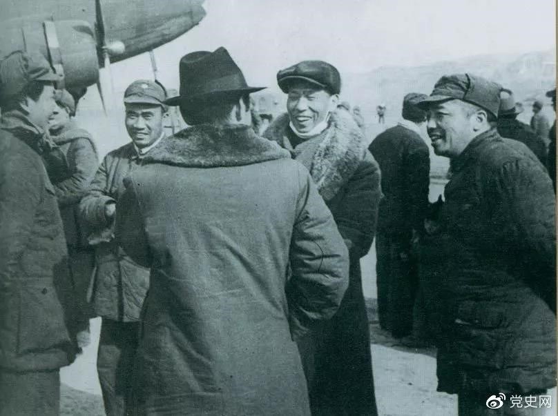 1946年2月19日，毛澤東等在延安機(jī)場(chǎng)迎接從重慶回延安匯報(bào)工作的周恩來。