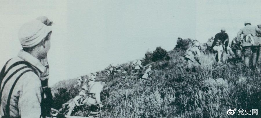 　　重慶談判期間，為了反擊國民黨軍隊的進攻，劉伯承、鄧小平于1945年9月發(fā)起上黨戰(zhàn)役。圖為晉冀魯豫軍區(qū)部隊正向老爺嶺沖鋒。