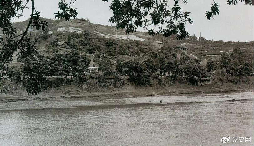 1935年3月16日至17日，紅一方面軍三渡赤水的渡口之一——茅臺(tái)渡口。