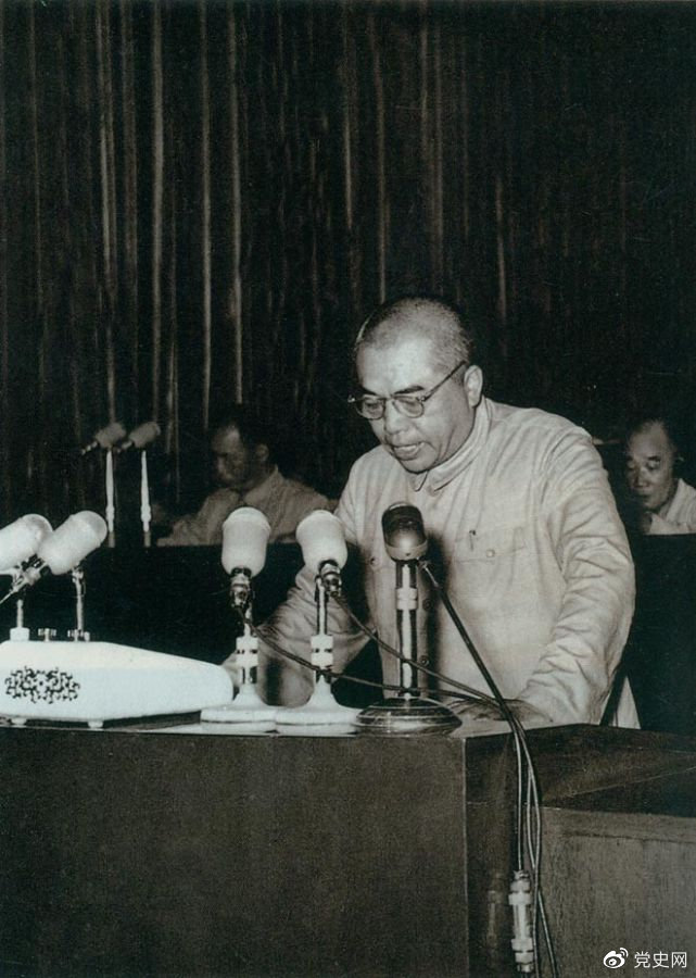1955年7月30日，一屆全國人大二次會議通過《中華人民共和國兵役法》。圖為國防部部長彭德懷在會上作報告。