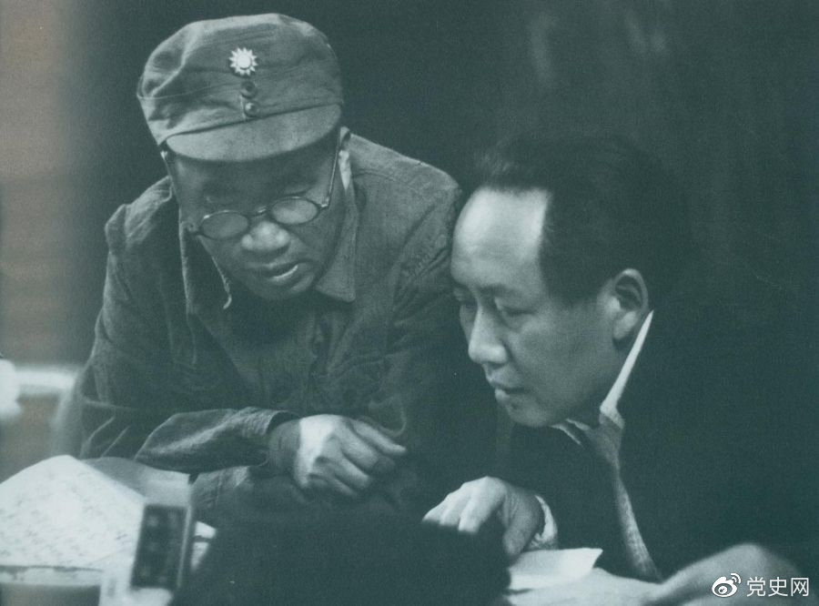 1945年4月，毛澤東和朱德在中國(guó)共產(chǎn)黨第七次全國(guó)代表大會(huì)上。