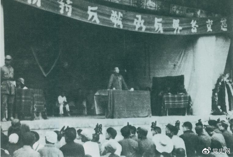 　　1946年7月26日，朱德在延安各界反對(duì)內(nèi)戰(zhàn)動(dòng)員大會(huì)上發(fā)表講話，號(hào)召全國(guó)人民團(tuán)結(jié)起來，打退國(guó)民黨軍對(duì)解放區(qū)的進(jìn)攻。