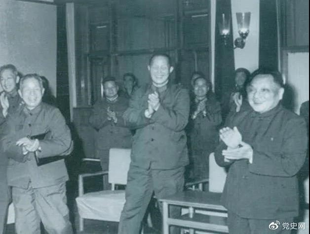 1978年3月，鄧小平和參加五屆人大一次會(huì)議的解放軍代表在一起。