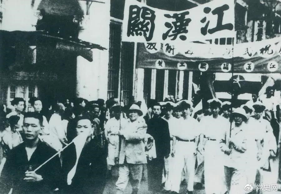 1949年5月17日，第四野戰(zhàn)軍解放武漢。圖為武漢人民歡慶解放。