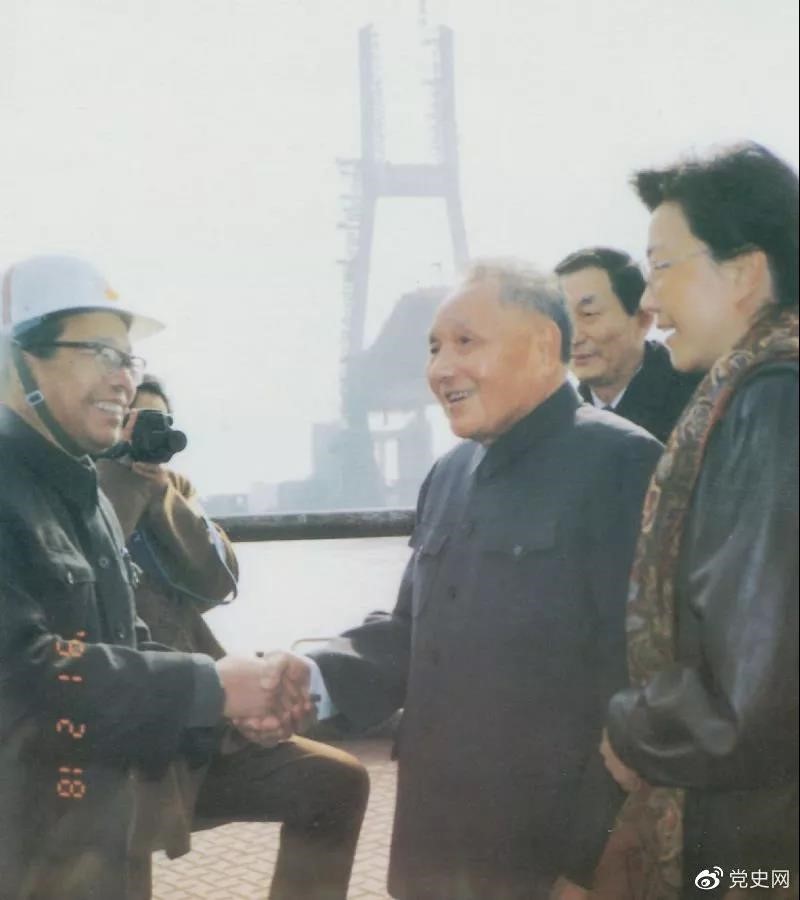 1991年2月18日，鄧小平視察上海南浦大橋工地時同大橋工程設(shè)計人員握手。