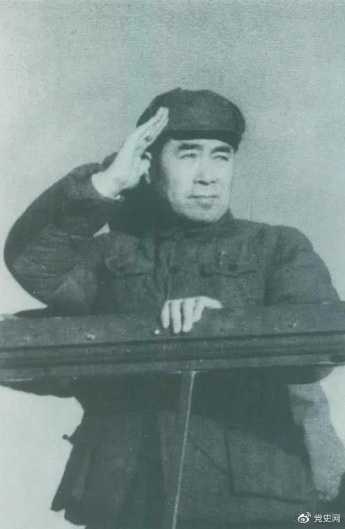 1949年3月，中共中央進入北平。圖為周恩來在北平機場檢閱部隊。