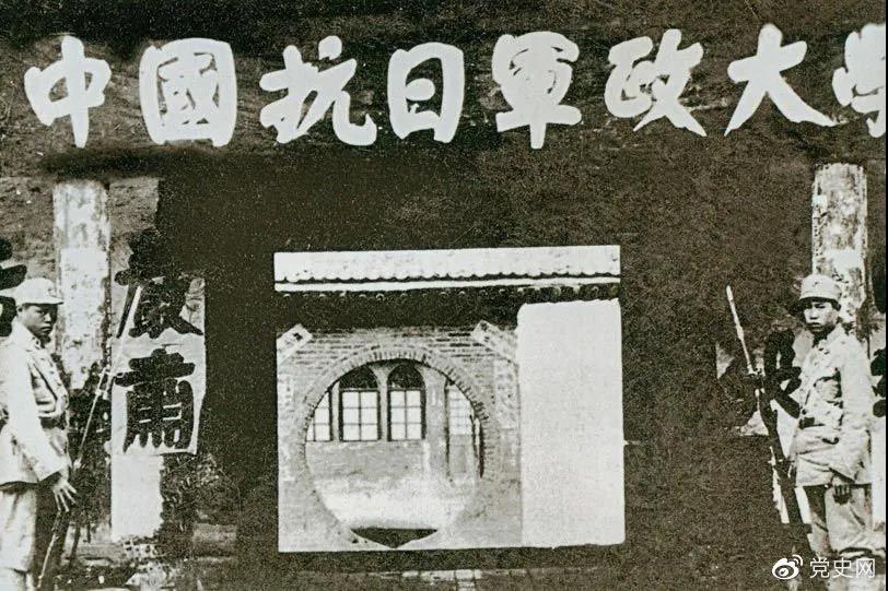 1937年3月2日，毛澤東為中國(guó)人民抗日軍政大學(xué)第二期第二隊(duì)學(xué)員題詞：“要學(xué)習(xí)朱總司令：度量大如海，意志堅(jiān)如鋼?！眻D為抗日軍政大學(xué)舊址。