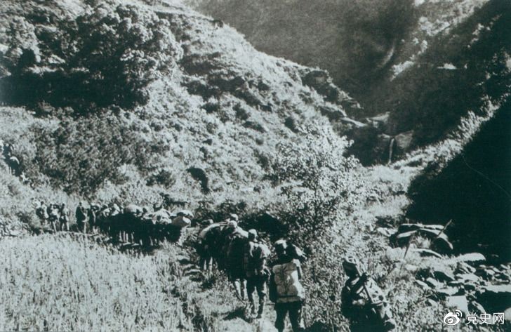 　　1947年6月，劉鄧大軍強(qiáng)渡黃河天險(xiǎn)，千里躍進(jìn)大別山，揭開(kāi)了中國(guó)人民解放軍戰(zhàn)略進(jìn)攻的序幕。