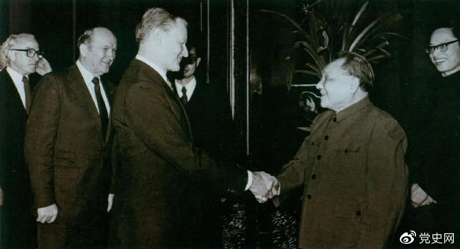 1984年2月22日，鄧小平會見美國喬治城大學(xué)戰(zhàn)略與國際問題研究中心代表團(tuán)。