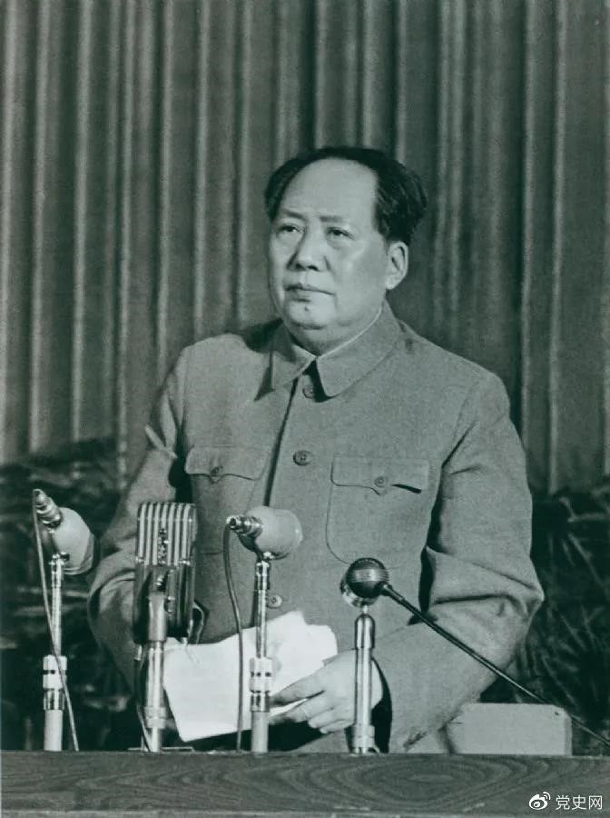 　　1957年2月27日，毛澤東在最高國務(wù)會議第十一次（擴大）會議上發(fā)表《如何處理人民內(nèi)部的矛盾》（后改為《關(guān)于正確處理人民內(nèi)部矛盾的問題》）講話。