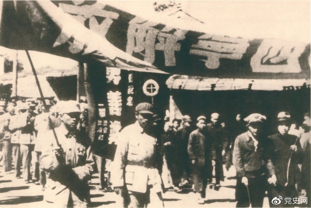 1949年9月，青海西寧解放。圖為人民解放軍列隊進入西寧城區(qū)。